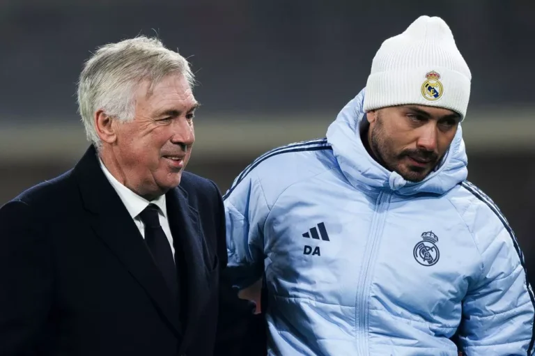 0_Carlo-Ancelotti-L-head-coach-of-Real-Madrid-CF-hugs-his